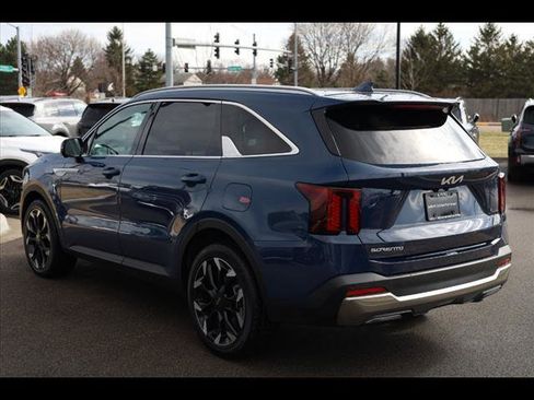 Used 2025 Kia Sorento SX image 4