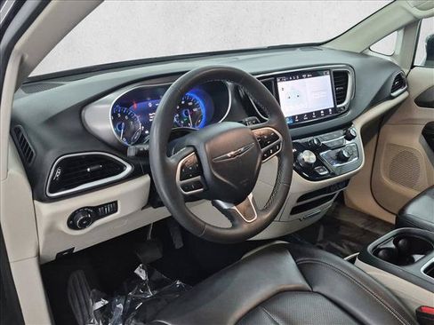 Used 2023 Chrysler Pacifica Touring-L FWD image 10