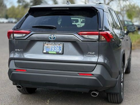 Used 2022 Toyota RAV4 XLE Premium image 5