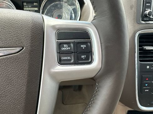 Used 2016 Chrysler Town & Country Touring-L FWD image 18