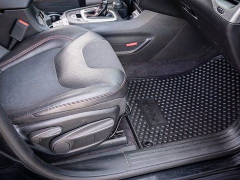 Used 2018 Jeep Cherokee Trailhawk w/ Cold Weather Group image 31