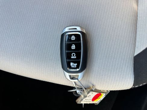 Used 2025 Hyundai Venue SEL image 25