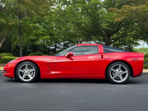Used 2005 Chevrolet Corvette Coupe w/ Preferred Equipment Group RWD image 3
