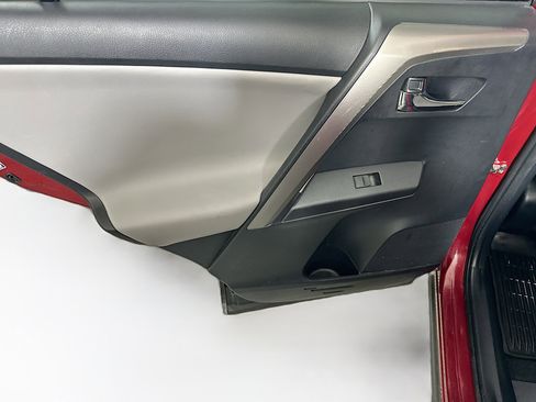 Used 2018 Toyota RAV4 XLE AWD/4WD image 25