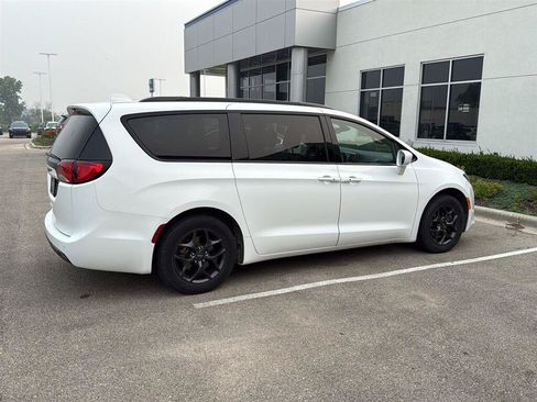 Used 2020 Chrysler Pacifica Touring-L w/ S Appearance Package FWD image 14
