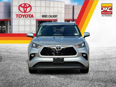 Used 2024 Toyota Highlander LE FWD image 8