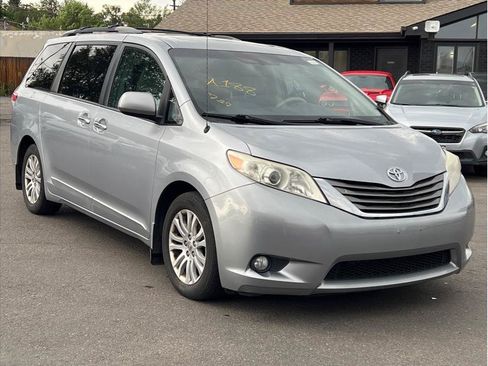 Used 2013 Toyota Sienna XLE w/ Entertainment Pkg FWD image 4