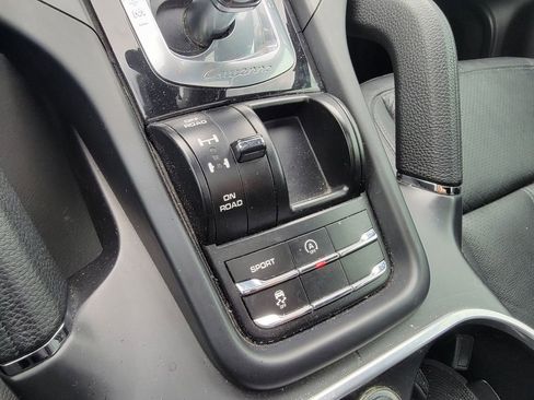 Used 2014 Porsche Cayenne S image 19