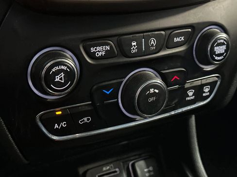 Used 2018 Jeep Cherokee Latitude w/ Altitude Package AWD/4WD image 21
