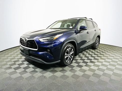 Used 2023 Toyota Highlander XLE FWD image 4