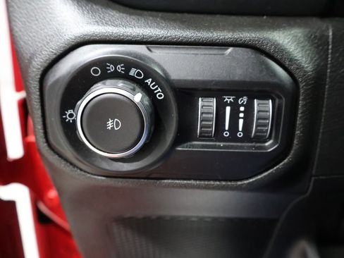 Used 2019 Jeep Wrangler Unlimited Sahara w/ Uconnect 4C Nav & Sound Group AWD/4WD image 31