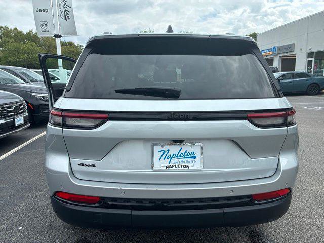 Certified 2025 Jeep Grand Cherokee Altitude AWD/4WD image 48