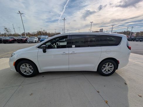 New 2026 Chrysler Pacifica Select image 7