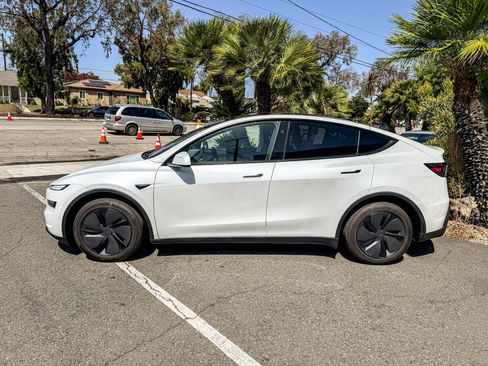 Used 2026 Tesla Model Y 2WD image 13