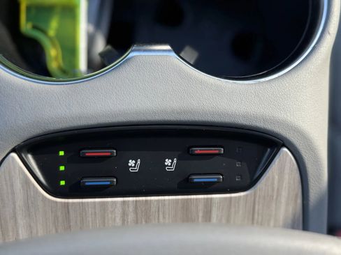 Used 2022 Toyota Venza Limited image 42