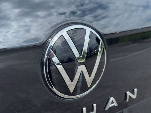 Used 2024 Volkswagen Tiguan SE w/ Panoramic Sunroof Package FWD image 18