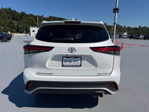 Used 2023 Toyota Highlander XSE AWD/4WD image 4