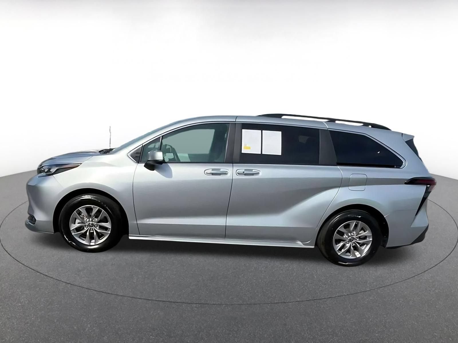 Used 2025 Toyota Sienna XLE FWD image 7