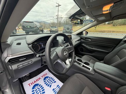 Used 2025 Nissan Altima 2.5 SV image 10