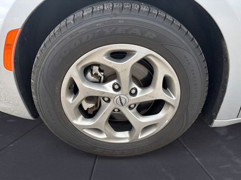 Used 2023 Chrysler Pacifica Limited FWD image 14