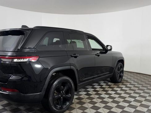 Used 2023 Jeep Grand Cherokee Limited w/ Black Appearance Package AWD/4WD image 9