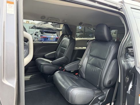 Used 2018 Toyota Sienna SE FWD image 10