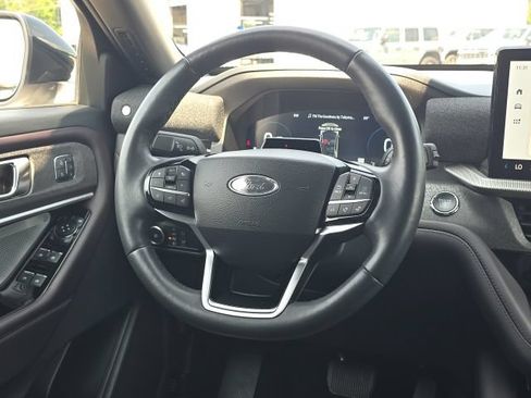 Used 2025 Ford Explorer Platinum RWD image 40