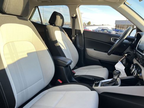 Used 2022 Hyundai Venue SEL image 26