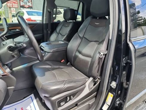 Used 2018 Cadillac Escalade Luxury AWD/4WD image 9