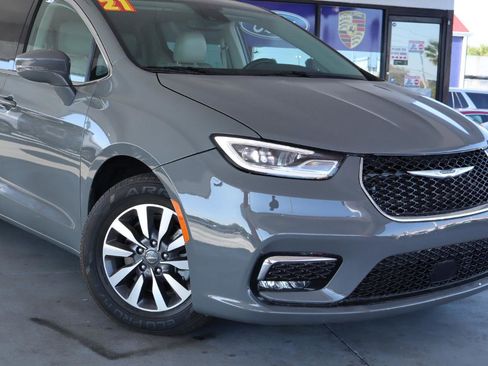 Used 2021 Chrysler Pacifica Touring-L image 2