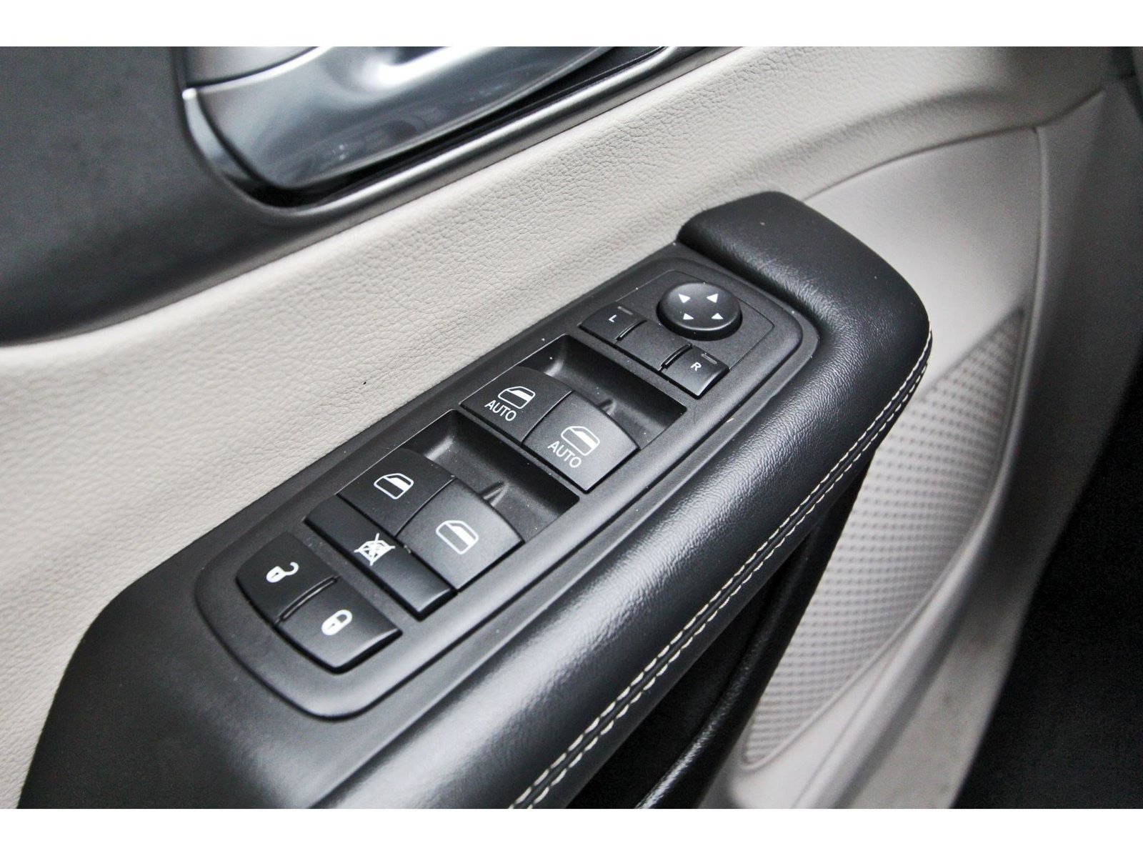 Used 2024 Chrysler Pacifica Touring-L FWD image 23