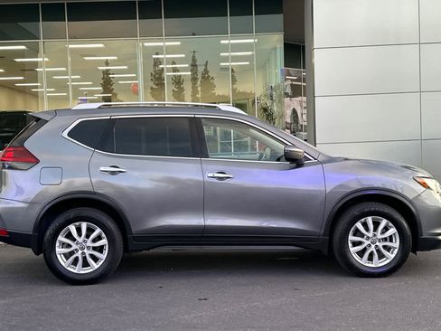Used 2018 Nissan Rogue SV image 8