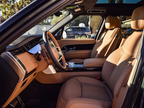 Used 2025 Land Rover Range Rover SE image 18