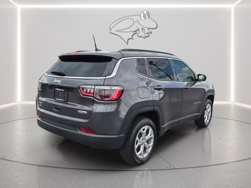 Used 2024 Jeep Compass Latitude w/ Sun and Sound Group AWD/4WD image 5