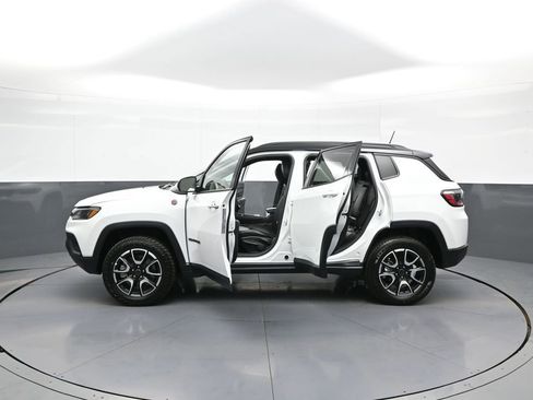 Used 2025 Jeep Compass Trailhawk AWD/4WD image 42