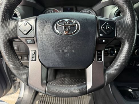 Used 2020 Toyota Tacoma TRD Off-Road w/ Technology Package AWD/4WD image 32