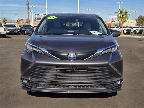 Used 2025 Toyota Sienna XLE image 8