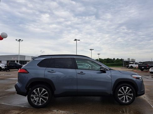 Used 2025 Toyota Corolla Cross XLE FWD image 4