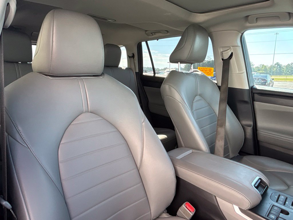 Used 2024 Toyota Highlander XLE AWD/4WD image 21