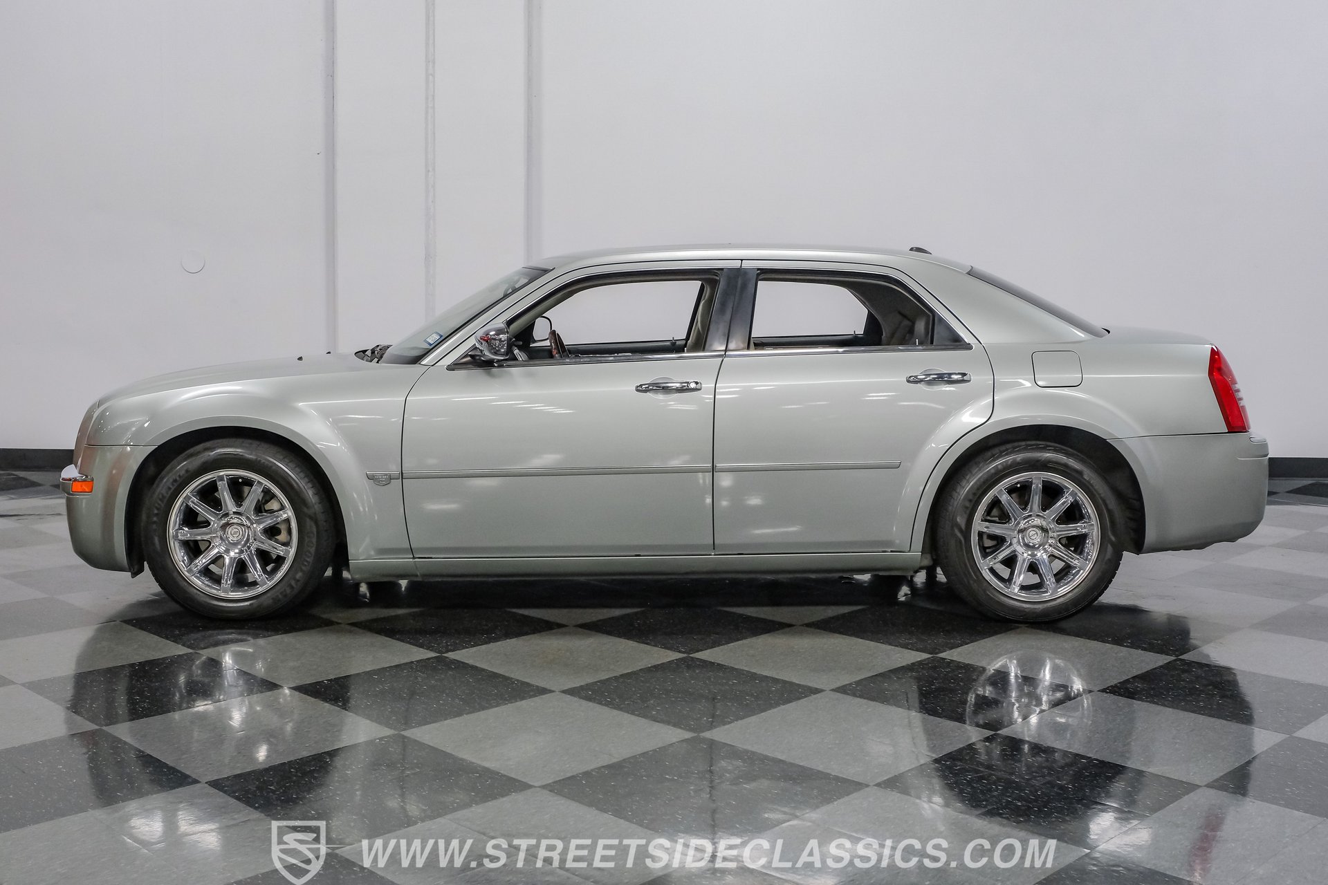 Used 2005 Chrysler 300 C w/ Navigation & Sound Group II RWD image 7