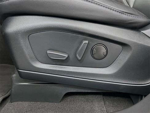 Used 2024 Ford Explorer XLT w/ Equipment Group 202A image 19