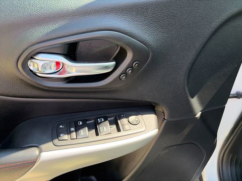 Used 2017 Jeep Cherokee Trailhawk image 11