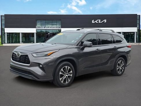 Used 2022 Toyota Highlander XLE FWD image 2