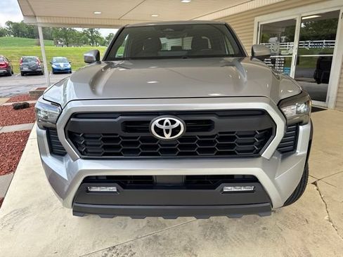 Used 2024 Toyota Tacoma TRD Off-Road AWD/4WD image 12