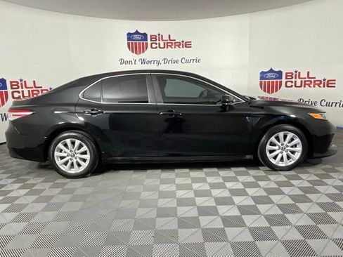 Used 2018 Toyota Camry LE image 2