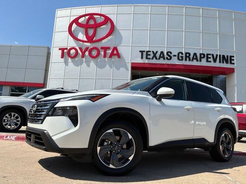 Used 2025 Nissan Rogue SV FWD image 2