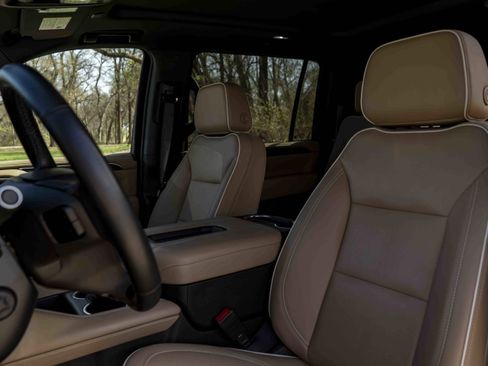 Used 2024 Chevrolet Suburban Premier w/ Premium Package 2 image 17