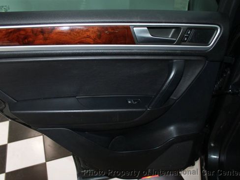 Used 2013 Volkswagen Touareg Sport image 20