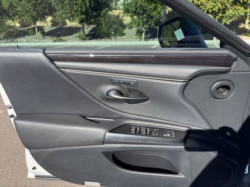 Used 2021 Lexus ES 300h w/ Premium Package image 10