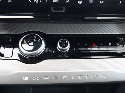 Used 2025 Ford Expedition Active image 28